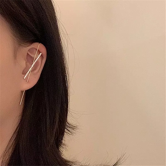 ⚜️[𝟯/$𝟭𝟴]⚜️NEW CZ Crisscrossed Pave Ear Hook Crawler Earring - Picture 5 of 8